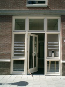 17 Seniorenwoningen Agatha Dekenstraat Amsterdam, klassieke vormgeving, entree
